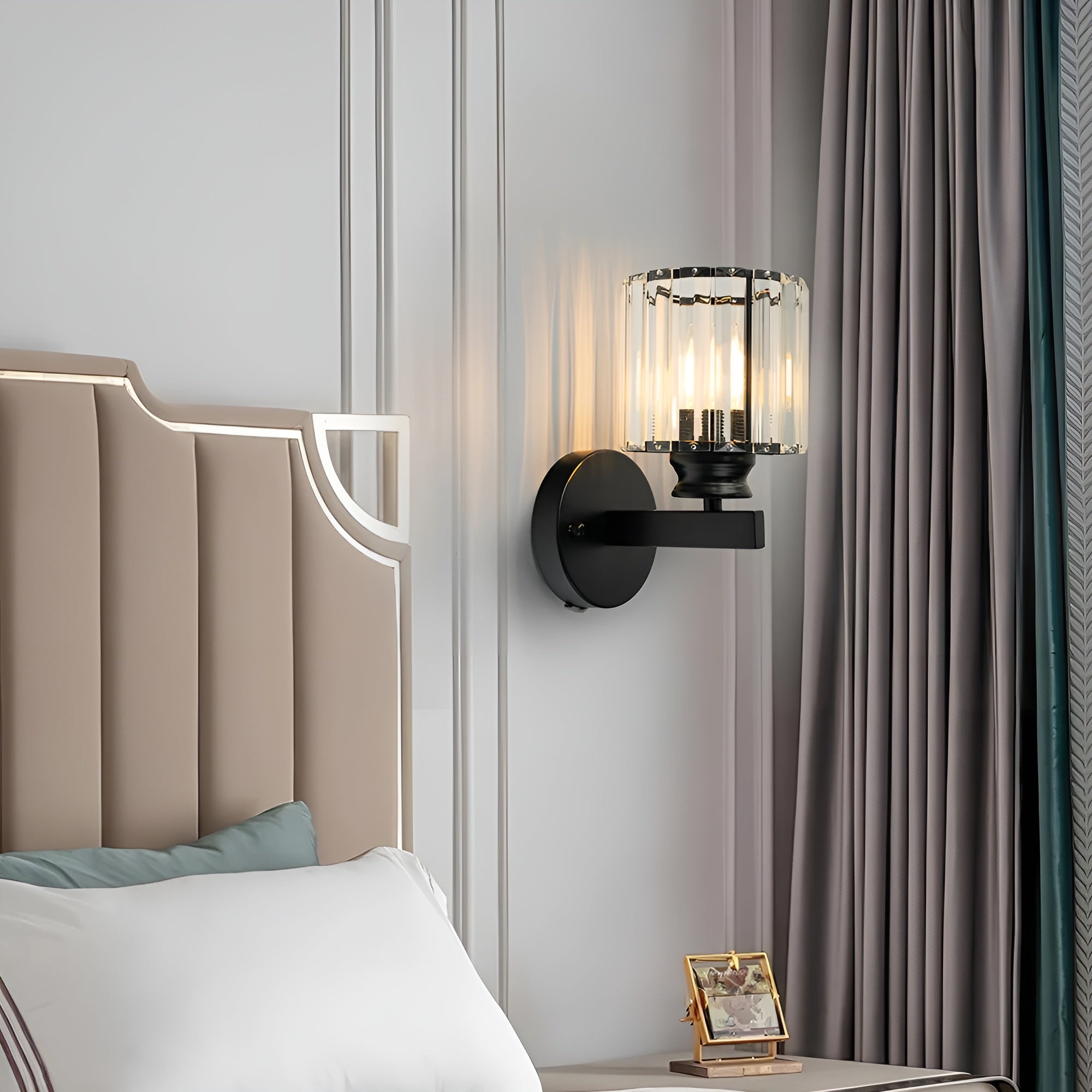 CrystalAura – Luxury Wall Light with Elegant Round and Square Crystal Design