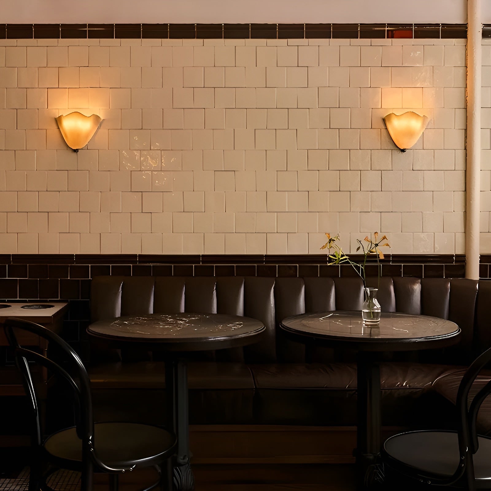 VitraLume – Retro Stained Glass Wall Sconce with Warm LED Light