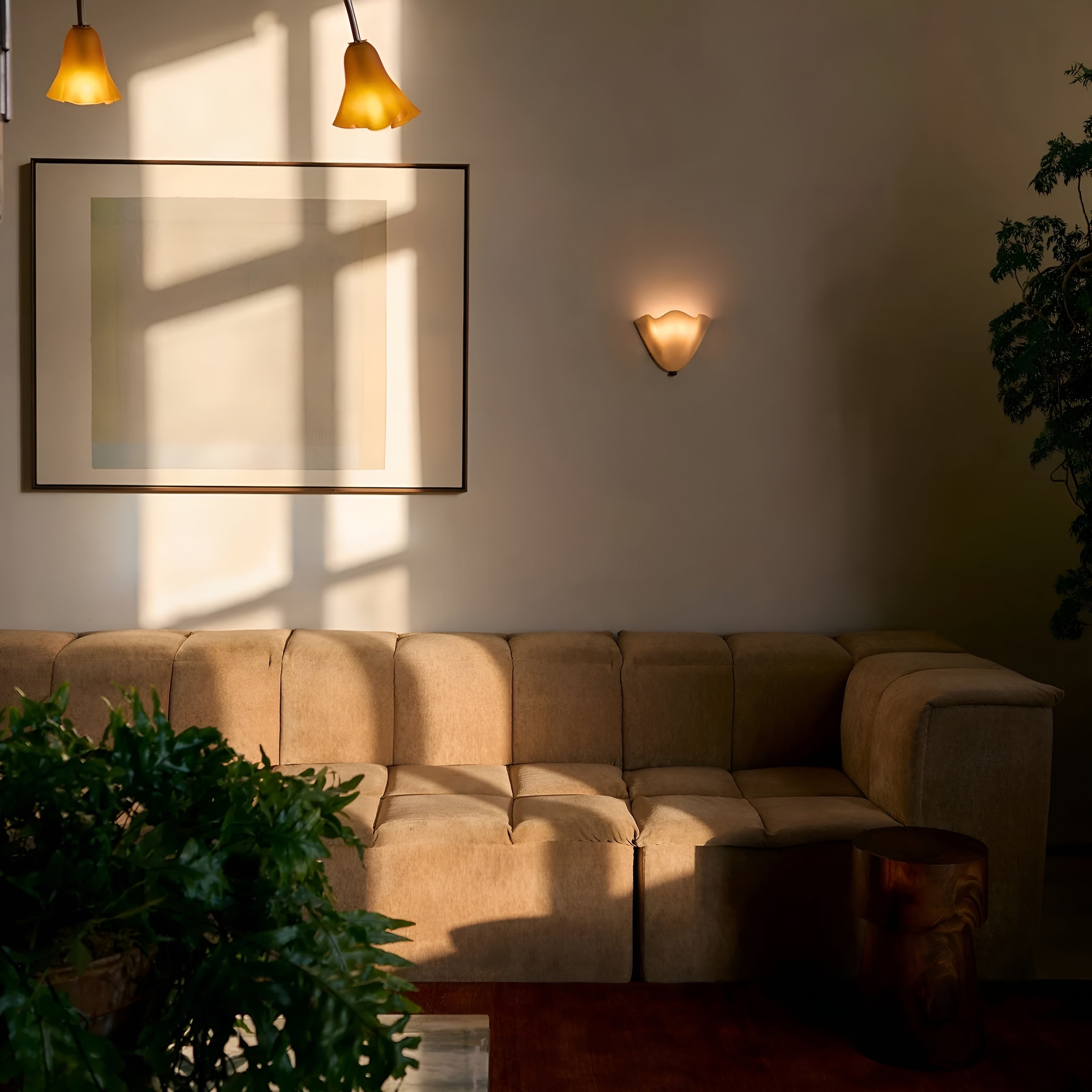 VitraLume – Retro Stained Glass Wall Sconce with Warm LED Light