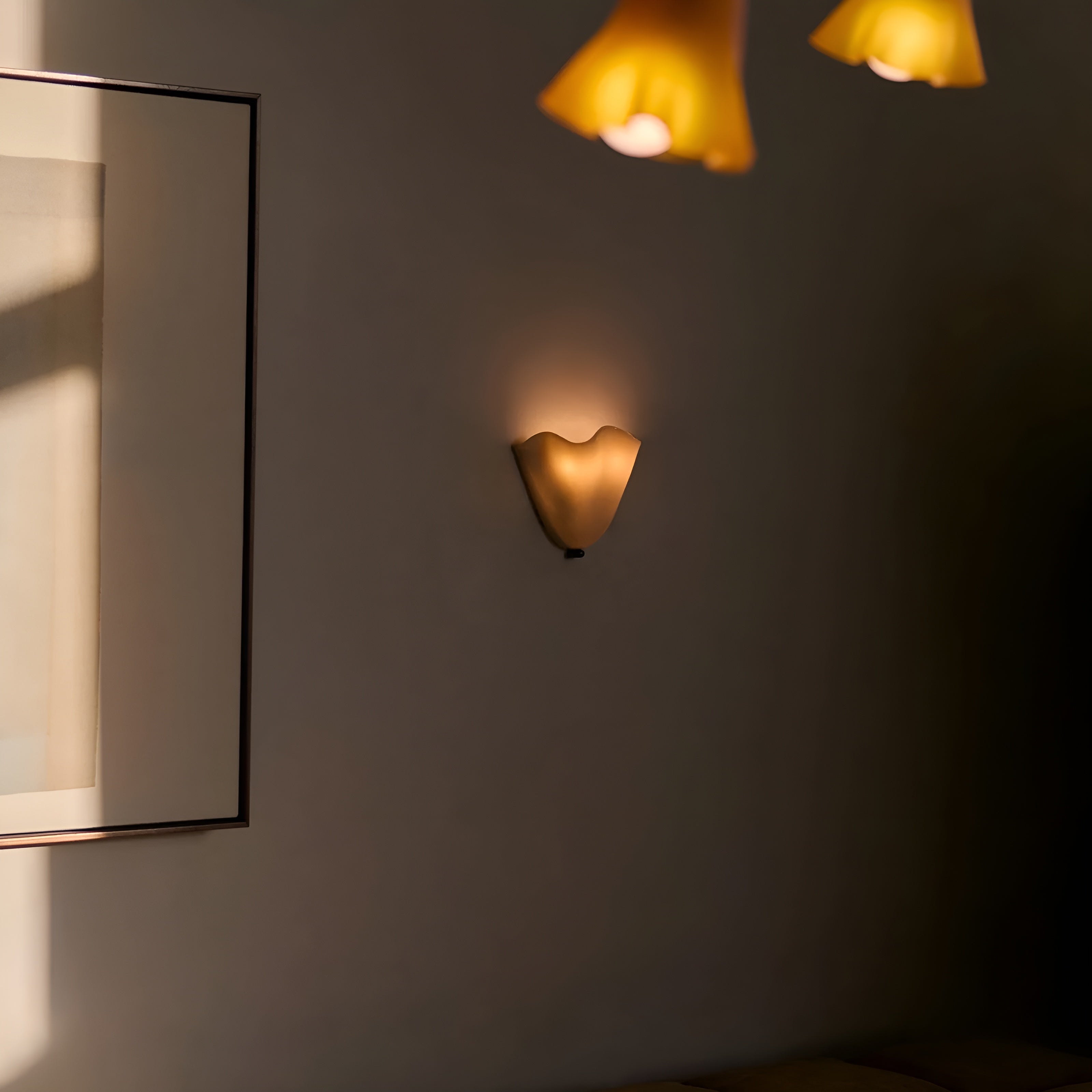 VitraLume – Retro Stained Glass Wall Sconce with Warm LED Light