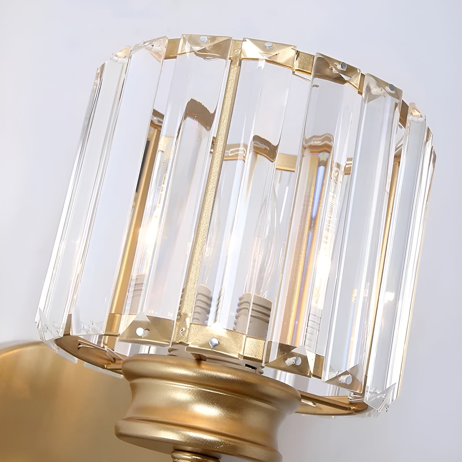 CrystalAura – Luxury Wall Light with Elegant Round and Square Crystal Design