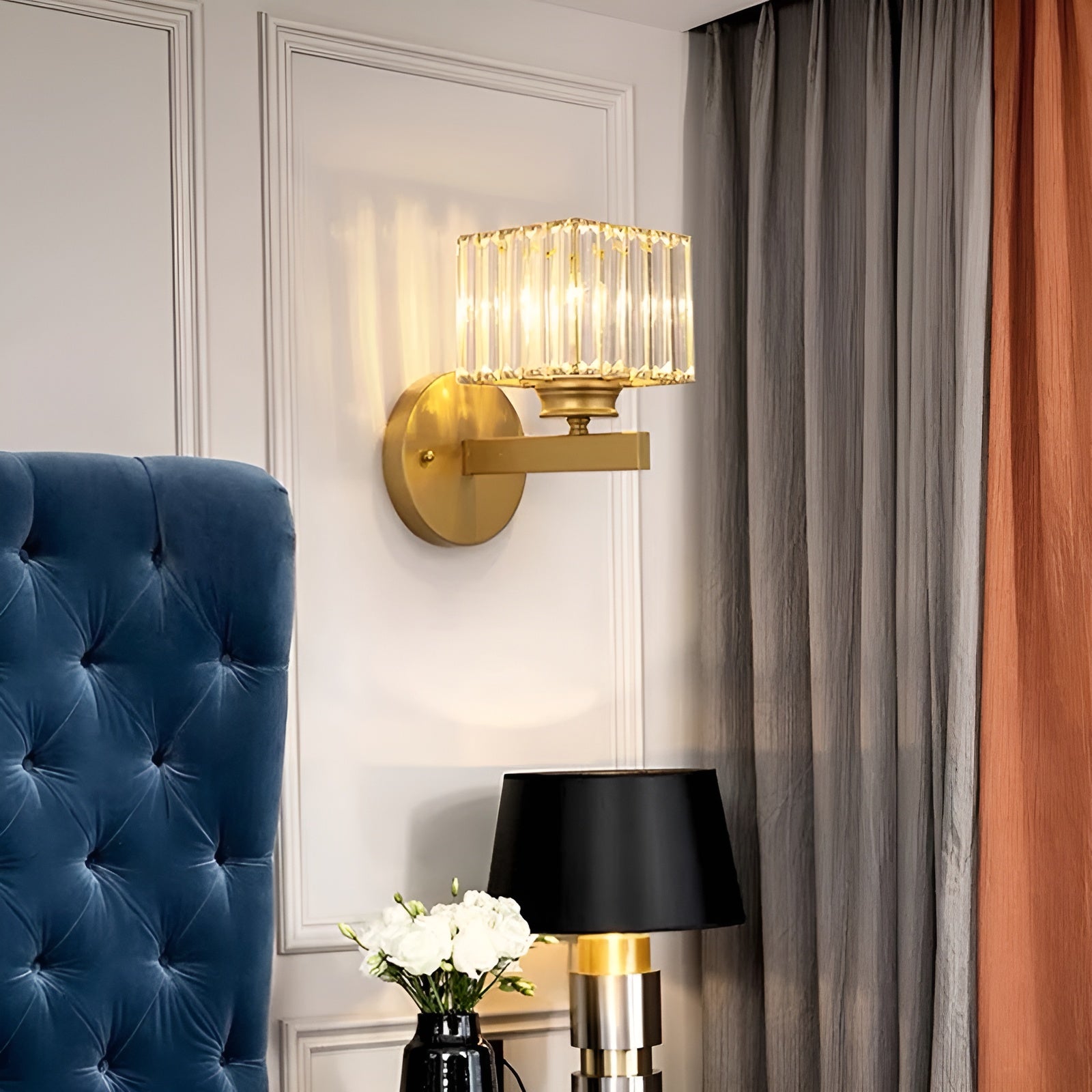 CrystalAura – Luxury Wall Light with Elegant Round and Square Crystal Design