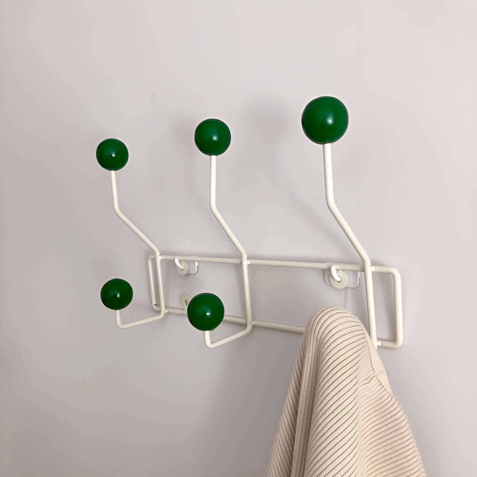 Modiva – Mid Century Wall Hook Rack with Enamel Knobs in Multiple Colors