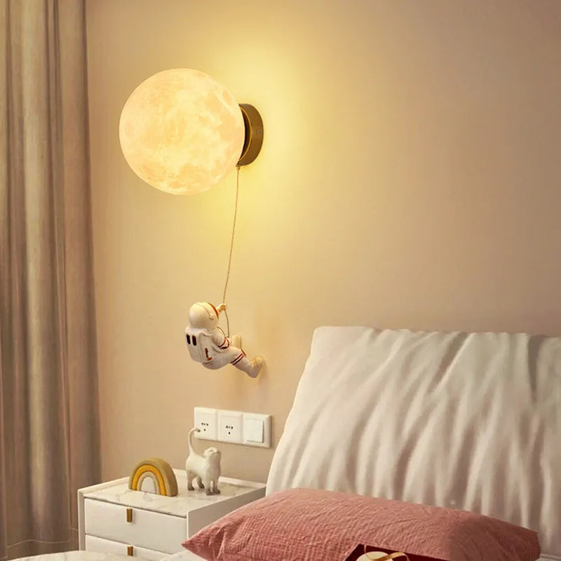 MoonVoyage – Astronaut moon-shaped LED wall lamp with USB power (5W)
