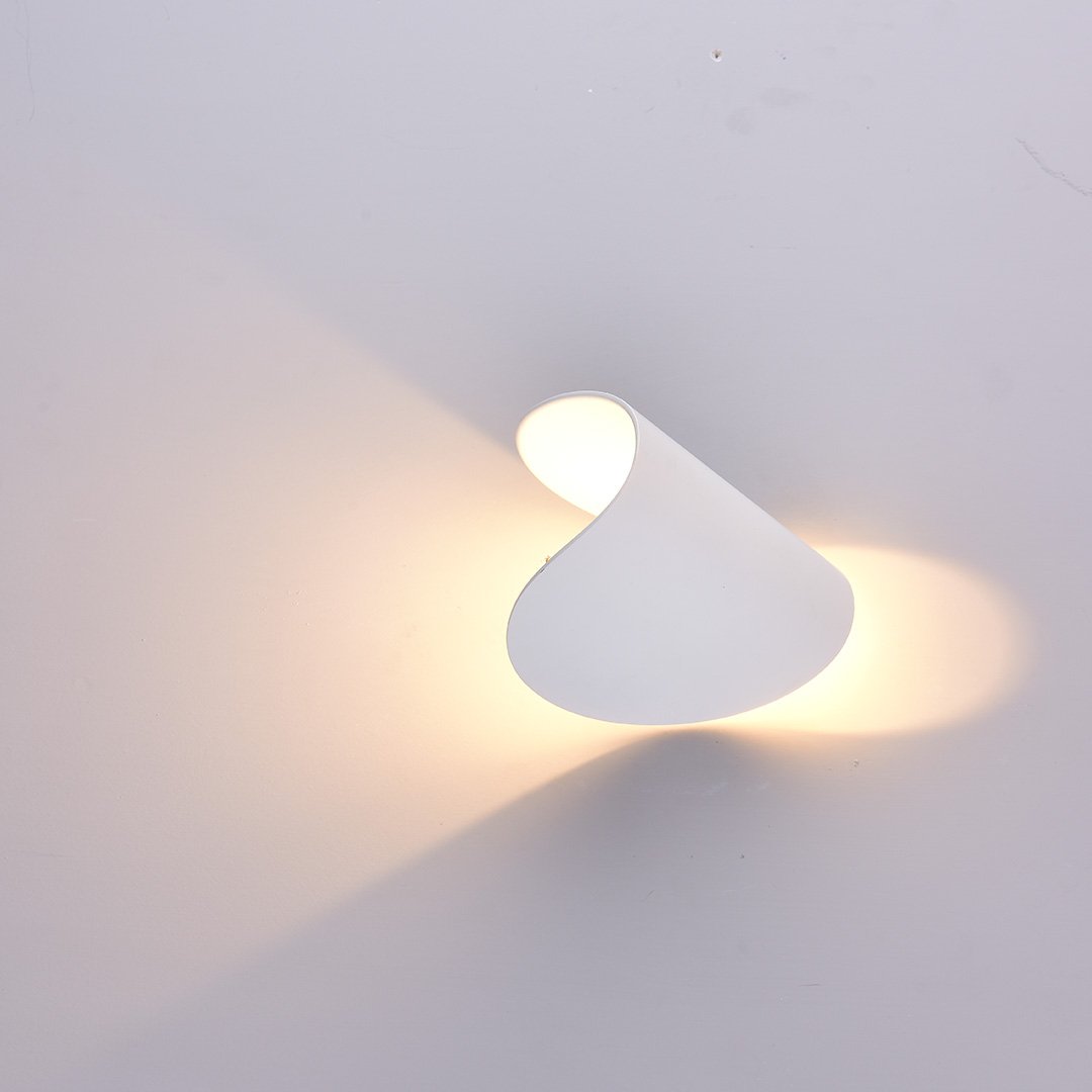 LumenTwist – Italian-style LED wall lamp with up-and-down lighting